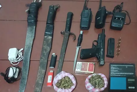 Mi madre👇🏻👇🏻👇🏻 *Policía Nacional apresa a varias personas, ocupa arma de fuego, sustancias narcóticas y otros ilícitos durante operativo en conjunto